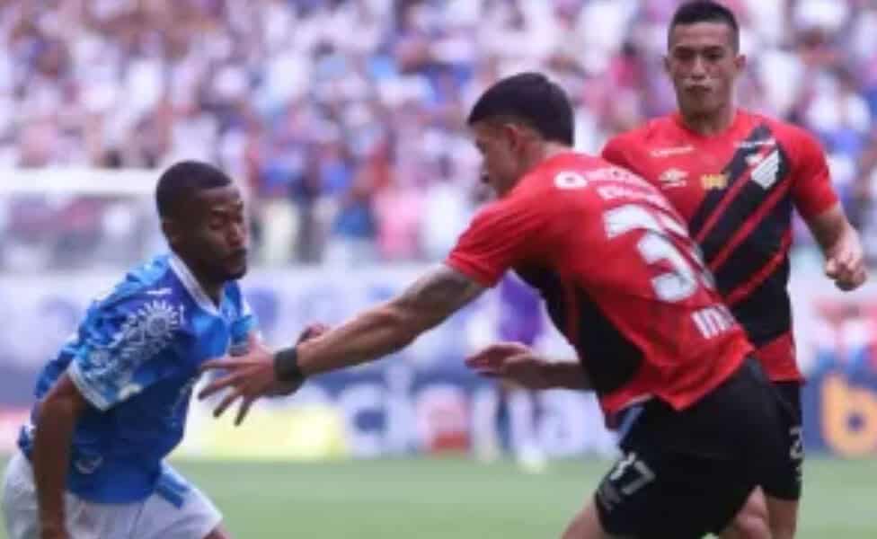 Baianos e paranaenses empataram por 1 a 1 dentro da Fonte Nova, em Salvador
Imagem: Jhony Pinho/AGIF