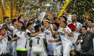Elenco do Botafogo com a taça de campeão da Libertadores 2024 • ANDRé MOREIRA/ZIMEL PRESS/ESTADÃO CONTEÚDO