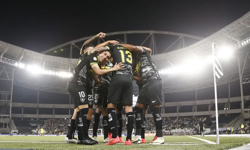 botafogo-vasco-nilton-santos-campeonato-brasileiro-e1730982919766 Botafogo comemora gol sobre o Vasco no Estádio Nilton Santos • Vitor Silva/Botafogo