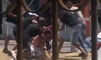 Barras de madeira e de ferro, além de um soco inglês, foram apreendidos com os suspeitos.  |   Bnews - Divulgação Leitor BNews