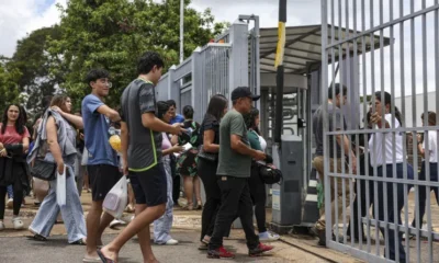 Candidatos no local de provas em Brasília para o Enem 2024 • Marcelo Camargo/Agência Brasil