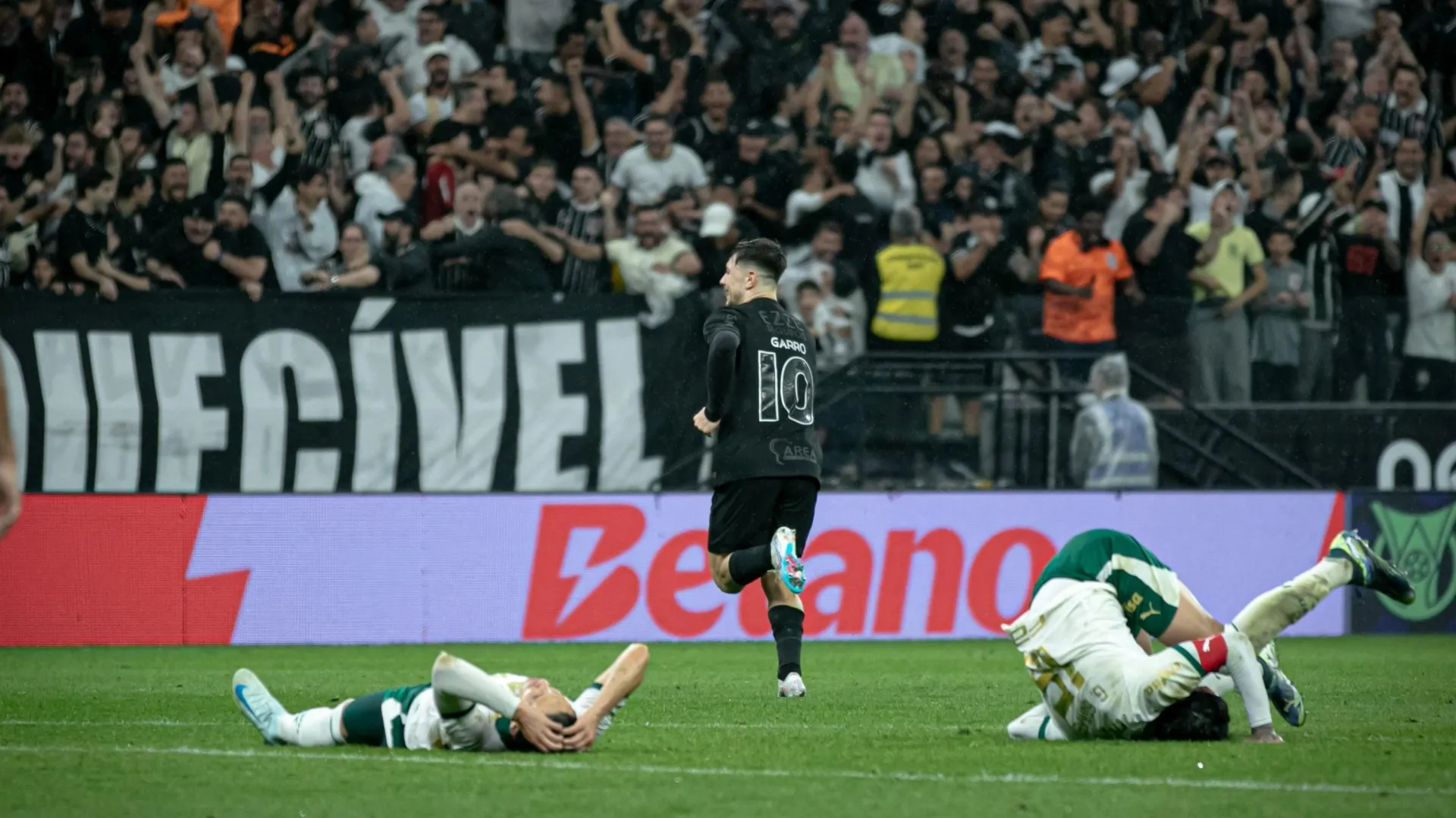 Corinthians bate Palmeiras no dérbi e abre distância do Z4 do Campeonato Brasileiro