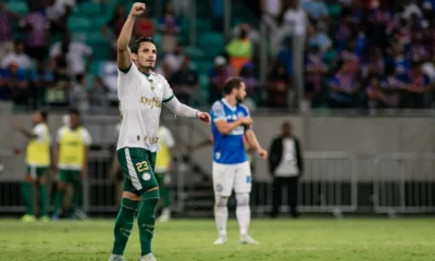 gol-veiga-bahia-palmeiras-e1732140924438 Raphael Veiga comemora o gol do empate entre Bahia e Palmeiras • Wilson Castro/W9 PRESS/GAZETAPRESS