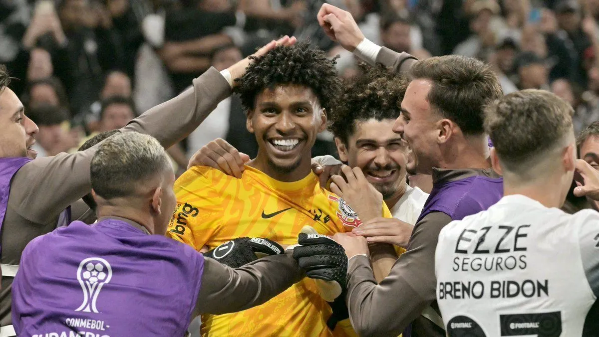 Corinthians acerta compra do goleiro Hugo Souza junto ao Flamengo