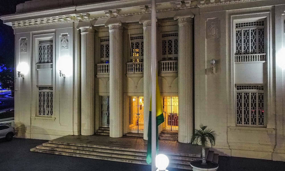Bandeira do Acre no Palácio Rio Branco está hasteada a meio mastro I Whidy Melo/ac24horas