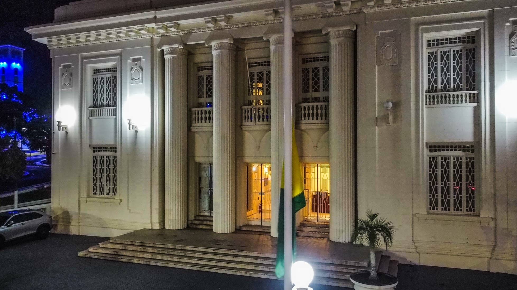 Bandeiras a meio mastro marcam luto pela morte do ex-governador Flaviano Melo no Acre