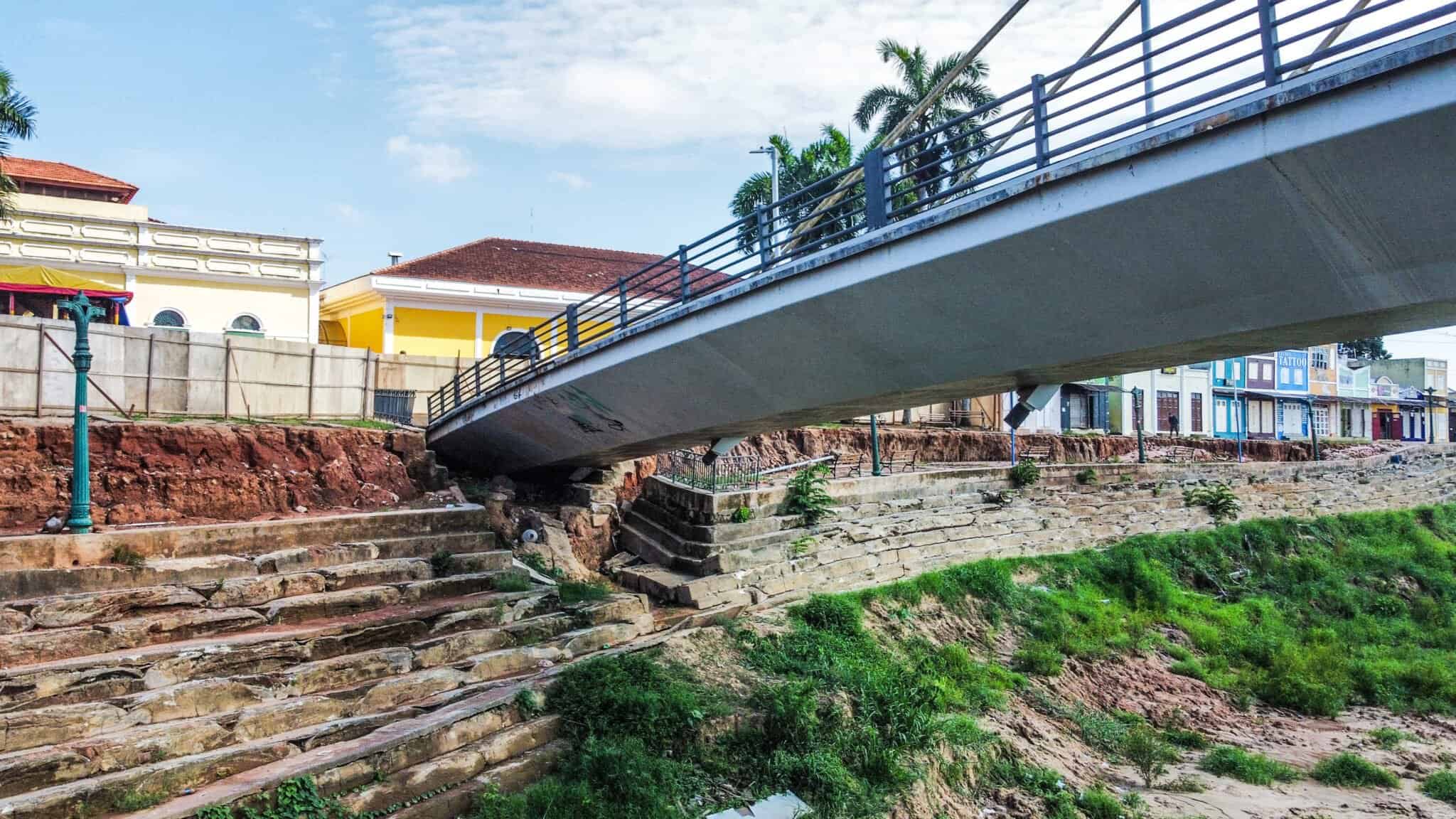 Com movimentação no solo, passarela Joaquim Macedo pode colapsar no Novo Mercado Velho