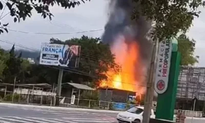 incendio-sc-e1731848081971 Imóvel de "Tiu França" em chamas, na cidade de Rio do Sul (SC) • Reprodução/Redes Sociais