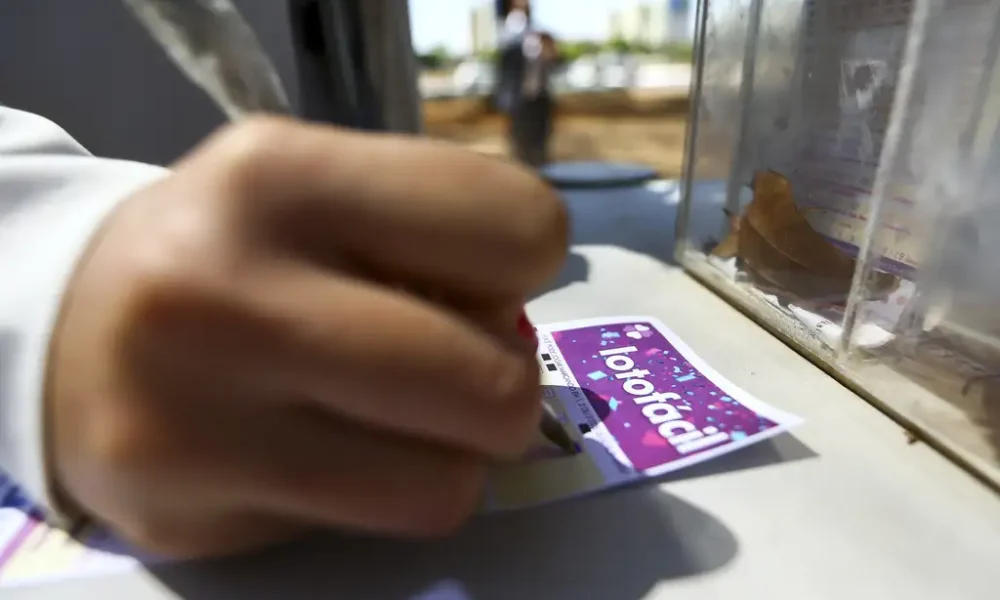 Apostador preenche volante da Lotofácil (Foto: Rafa Neddermeyer/Agência Brasil)