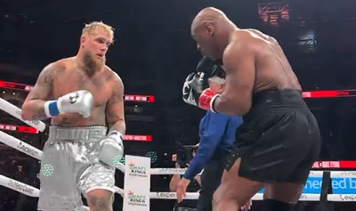 Momento da luta entre Mike Tyson e Jake Paul • Reprodução/X @Netflix