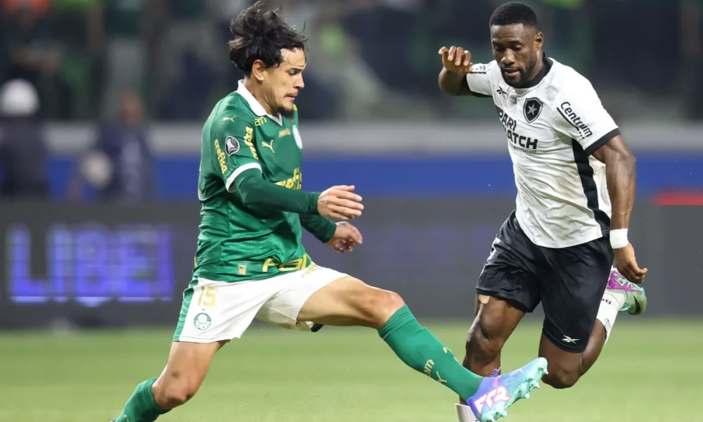 palmeiras_botafogo-e1732625994891 Gustavo Gómez e Bastos em disputa de bola • Foto: Vítor Silva/Botafogo