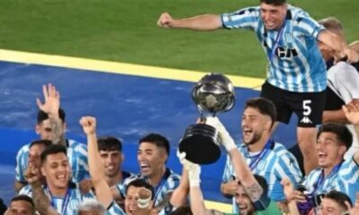 Jogadores do Racing comemoram título da Sul-Americana contra o Cruzeiro
Imagem: Jose Bogado / AFP