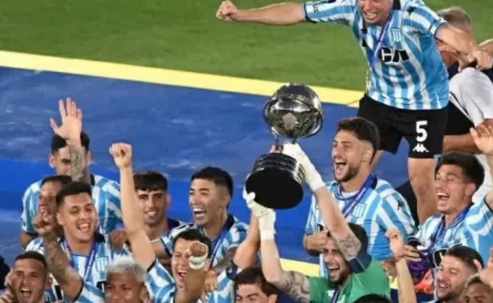Jogadores do Racing comemoram título da Sul-Americana contra o Cruzeiro
Imagem: Jose Bogado / AFP