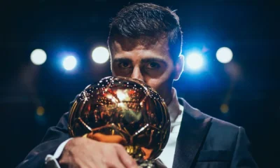 Rodri celebra a Bola de Ouro 2024 • Reprodução/X @mancity