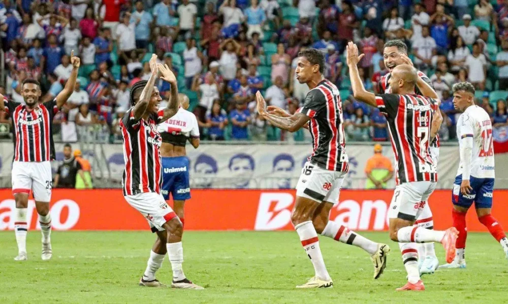 soapualo-bahia-e1730858234800 Jogadores do São Paulo comemoram gol contra o Bahia • Reprodução/@Brasileirao - Marcio Roberto/Agência F8/Gazeta Press