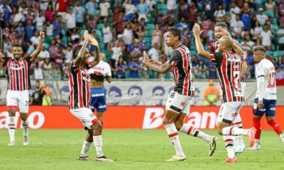 Jogadores do São Paulo comemoram gol contra o Bahia • Reprodução/@Brasileirao - Marcio Roberto/Agência F8/Gazeta Press