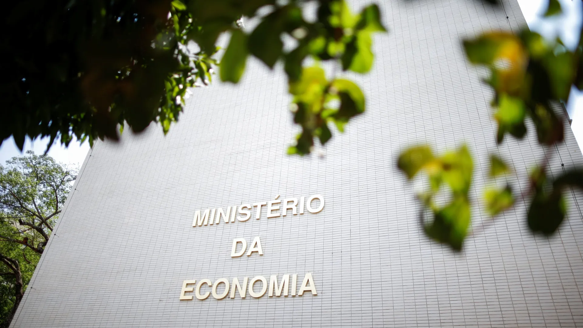 Governo federal propõe nova regra para abono salarial e limita benefício a R$ 2.640
