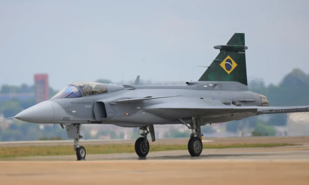 tagreuters.com2023binary_LYNXMPEJ3A0M6-FILEDIMAGE Caça Gripen F-39E da Força Aérea Brasileira é visto durante cerimônia do Dia do Aviador na Base Aérea de Brasília • Adriano Machado/Reuters (23.out.22)
