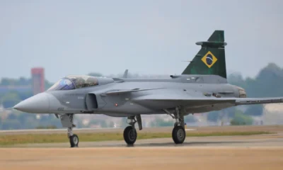 Caça Gripen F-39E da Força Aérea Brasileira é visto durante cerimônia do Dia do Aviador na Base Aérea de Brasília • Adriano Machado/Reuters (23.out.22)