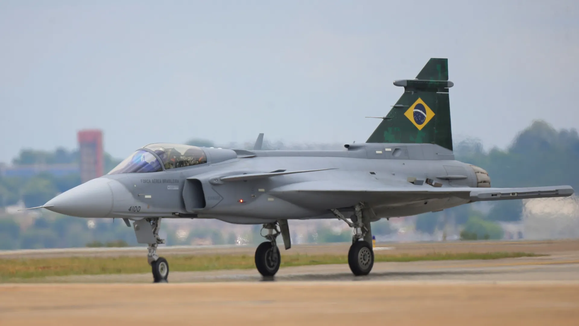 Por falta de recursos, entrega de caças Gripen à Força Aérea Brasileira vai atrasar