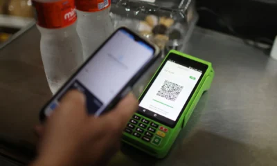 Modalidade permite que o consumidor realize transferências ao aproximar o celular da máquina de cartão • Pilar Olivares/Reuters