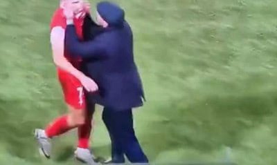tecnicobriga O técnico do Triestina, Pep Clotet, perdeu o controle e agrediu um jogador durante uma partida válida pela terceira divisão na Itália | Bnews - Divulgação Reprodução