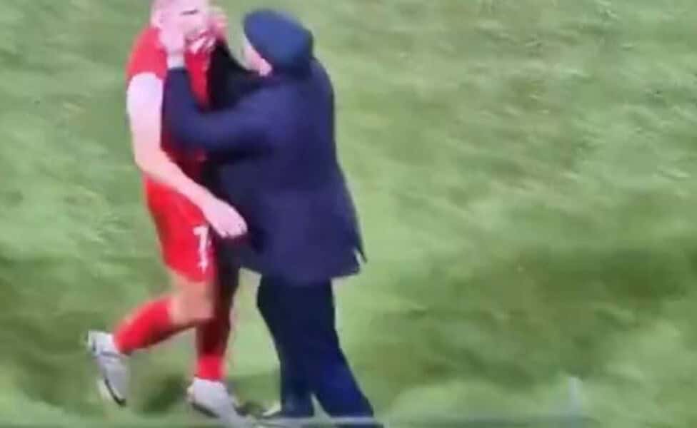 tecnicobriga O técnico do Triestina, Pep Clotet, perdeu o controle e agrediu um jogador durante uma partida válida pela terceira divisão na Itália | Bnews - Divulgação Reprodução