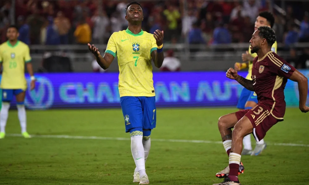 Vinicius Jr lamenta pênalti perdido pelo Brasil contra a Venezuela • Reprodução/X Conmebol