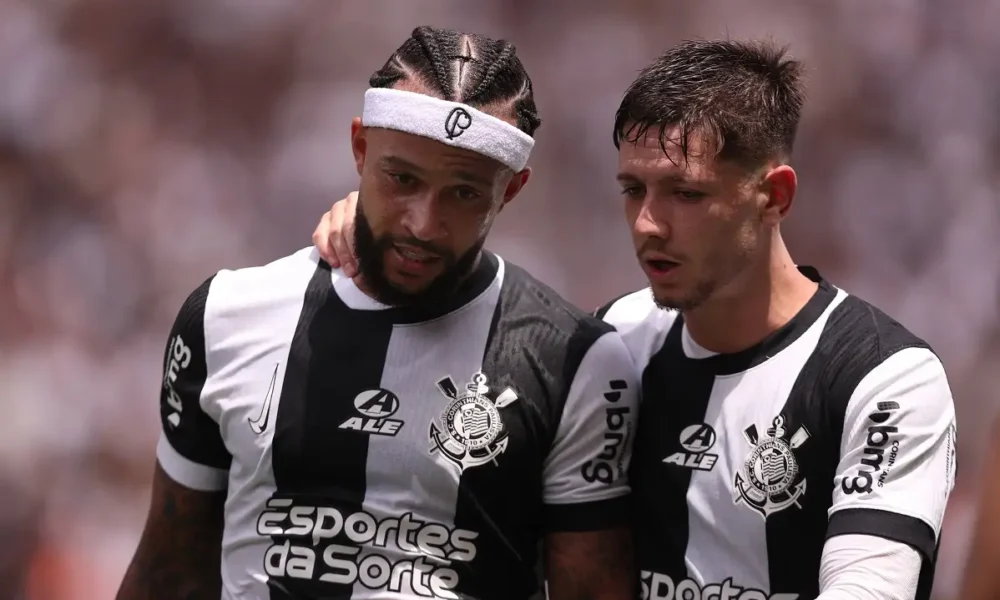 Memphis Depay e Rodrigo Garro, do Corinthians. REUTERS/Carla Carniel