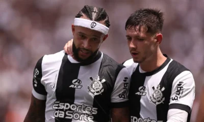 Memphis Depay e Rodrigo Garro, do Corinthians. REUTERS/Carla Carniel