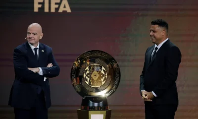 O presidente da FIFA, Gianni Infantino, e Ronaldo apresentam o troféu do Mundial de Clubes antes do sorteio. REUTERS/Brian Snyder