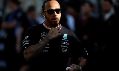 8 de dezembro de 2024 - Piloto da Mercedes Lewis Hamilton antes do GP de Abu Dhabi. Foto: REUTERS/Hamad I Mohammed