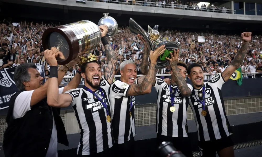 Jogadores do Botafogo posam para uma foto com o troféu do Campeonato Brasileiro e o troféu da Copa Libertadores diante dos torcedores. REUTERS/Ricardo Moraes