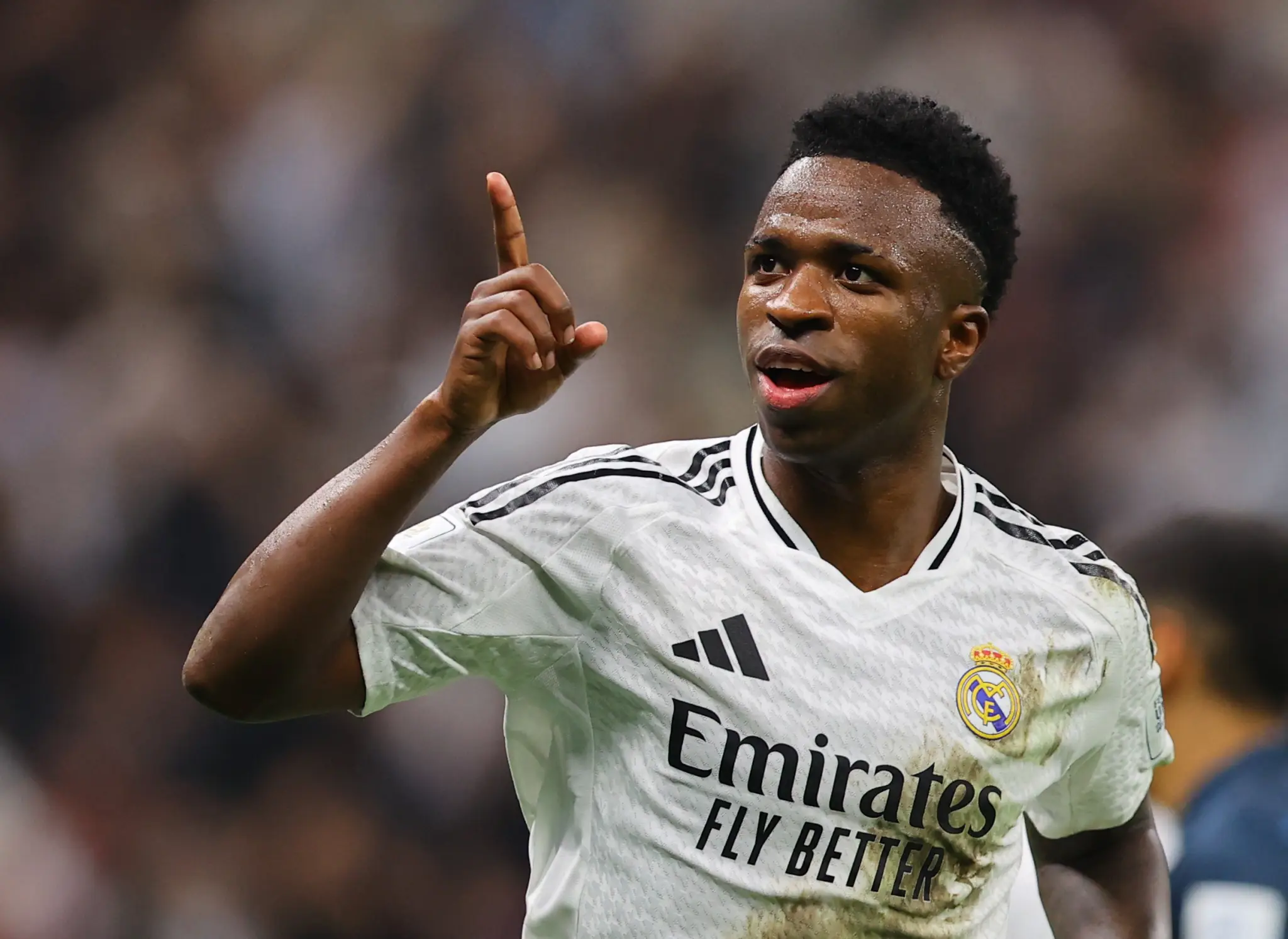 Vini Jr é eleito melhor do mundo em Dubai – e Cristiano Ronaldo critica Bola de Ouro