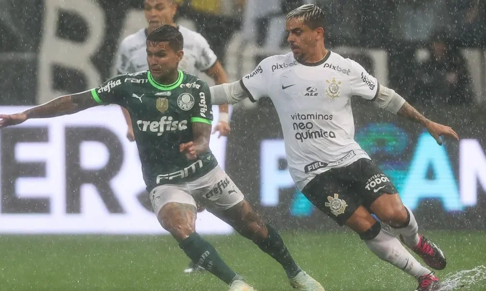 52693668686_e5bf83a5f8_h-e1735382413569 Dudu e Fagner disputam a bola no primeiro clássico entre Palmeiras e Corinthians de 2023 • Cesar Greco/Palmeiras