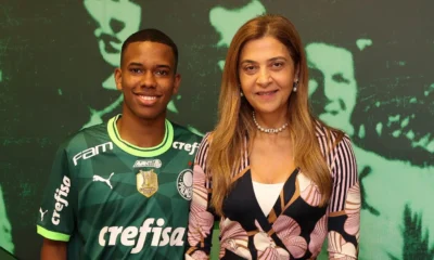 Estêvão assina contrato profissional no dia de seu aniversário de 16 anos • Cesar Greco/Palmeiras