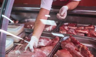 Carnes expostas em açougue • Dalibor Despotovic / Getty Images