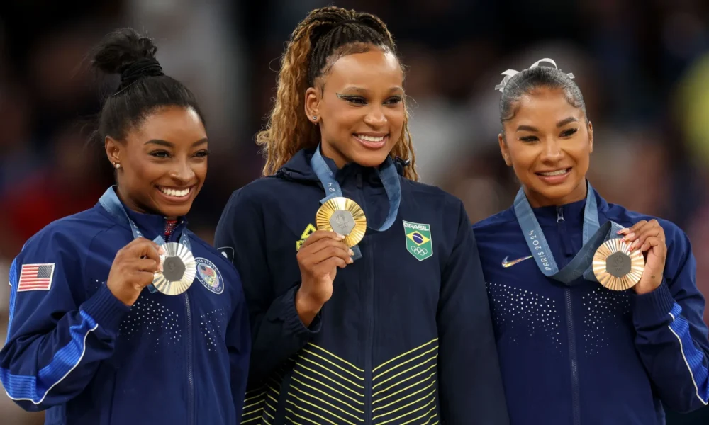 GettyImages-2165379150-e1733511779924 Pódio com Simone Biles, Rebeca Andrade e Jordan Chiles no solo na ginástica artística na Olimpíada de Paris • Jamie Squire/Getty Images