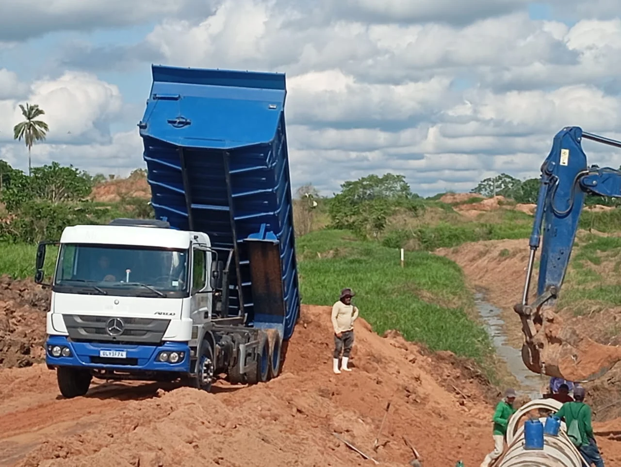Máquinas do Deracre trabalham em área de marido de prefeita de Tarauacá, denuncia vereador