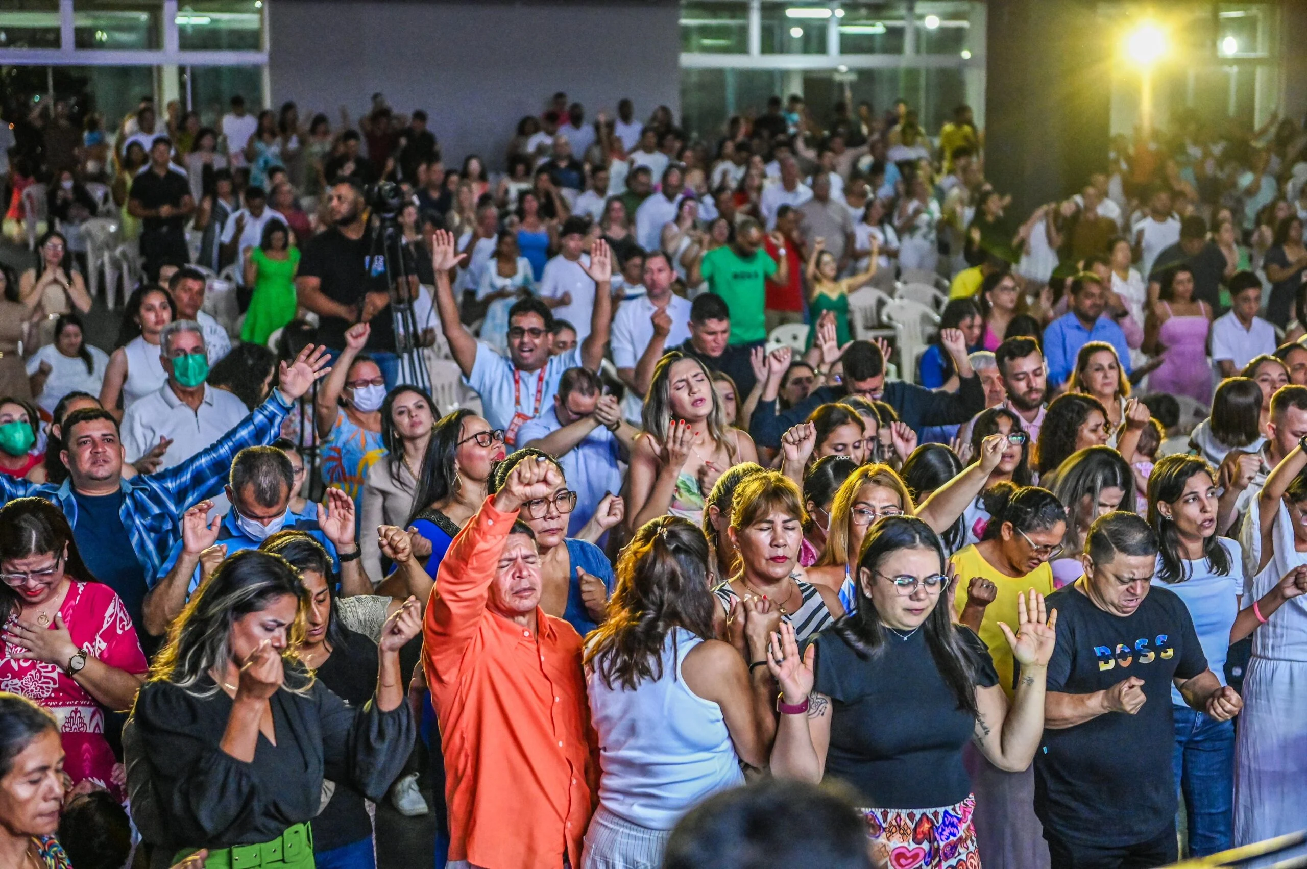 Evangélicos se reúnem para louvar e orar no Culto da Virada na IBB