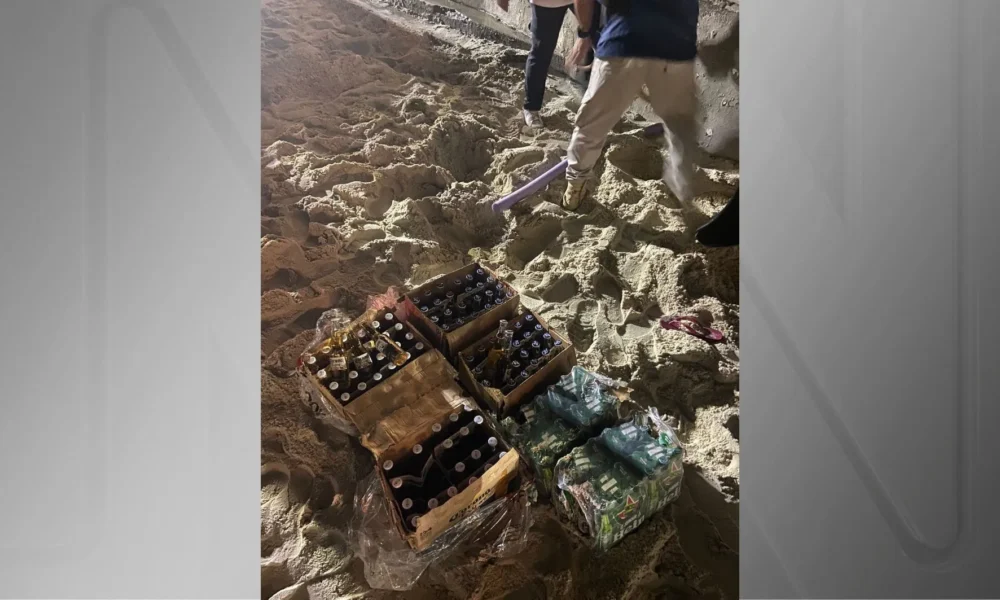 Garrafas que haviam sido enterradas na areia da praia de Copacabana, no Rio de Janeiro • Divulgação