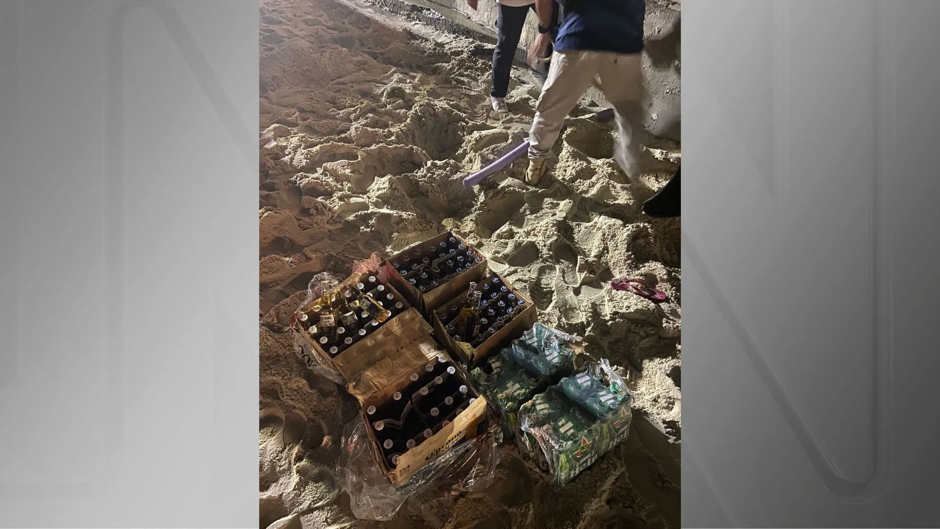 Fiscais apreendem 140 garrafas de vidro enterradas na praia de Copacabana; facas foram encontradas
