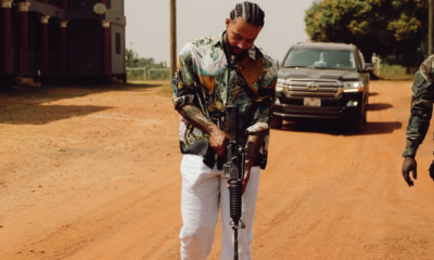 Memphis posta foto com arma em visita ao exército de Gana • Reprodução/Instagram