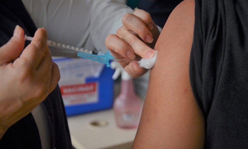 Vacina contra a covid-19 previne os casos mais graves da doença. Foto: Odair Leal/Sesacre