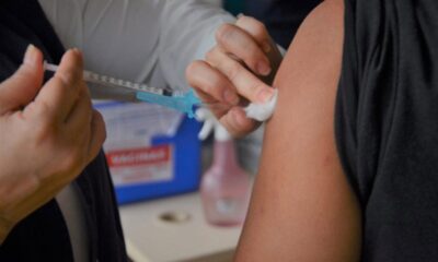 Vacina contra a covid-19 previne os casos mais graves da doença. Foto: Odair Leal/Sesacre