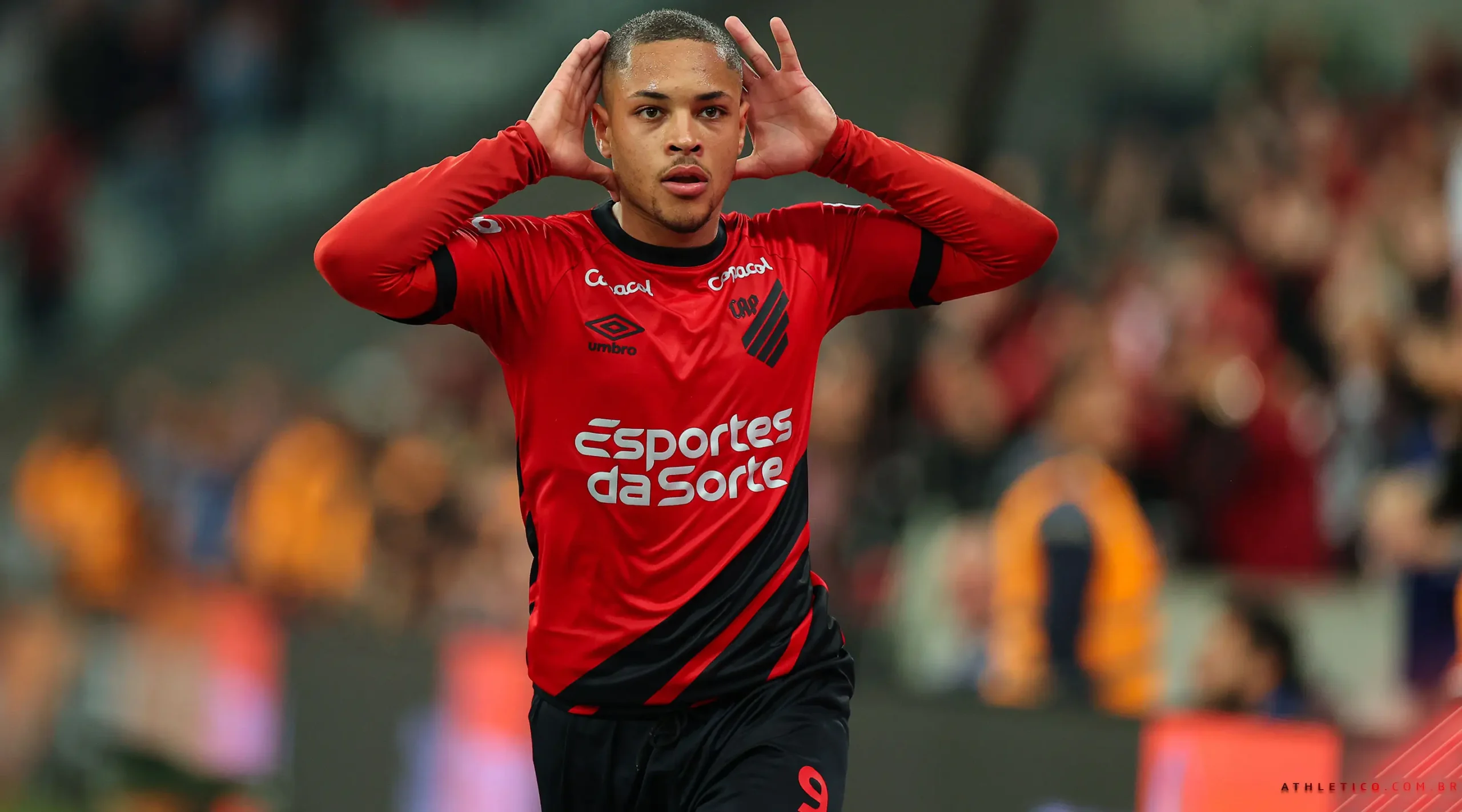 Vitor Roque conta como busca driblar a ansiedade desde a chegada a Europa