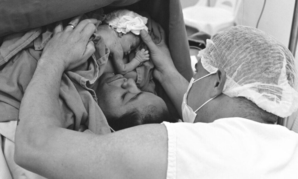 WhatsApp-Image-2024-11-07-at-10.25.47-1024×681 Governo do Acre, por meio da Secretaria de Saúde, já é referência na prática da cesárea humanizada. Foto: Luan Martins/Sesacre