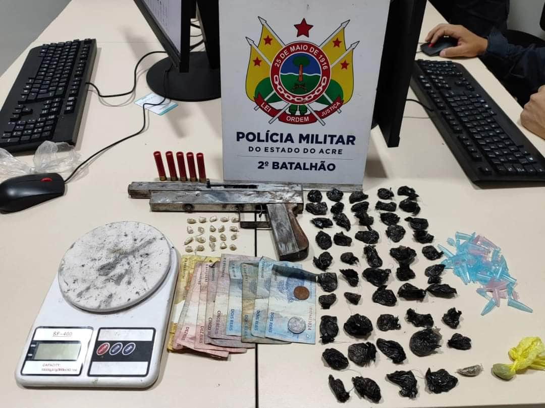 Homem é preso por porte ilegal de arma de fogo e tráfico de drogas no bairro Santa Inês em Rio Branco