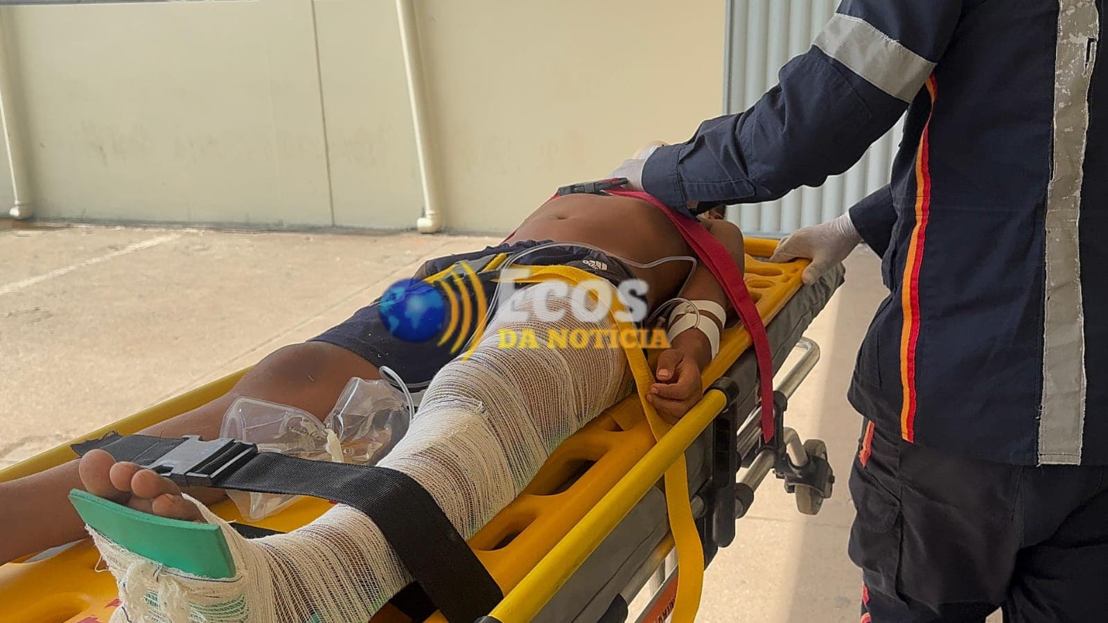 Criança desce de ônibus escolar e é atropelada ao atravessar ramal