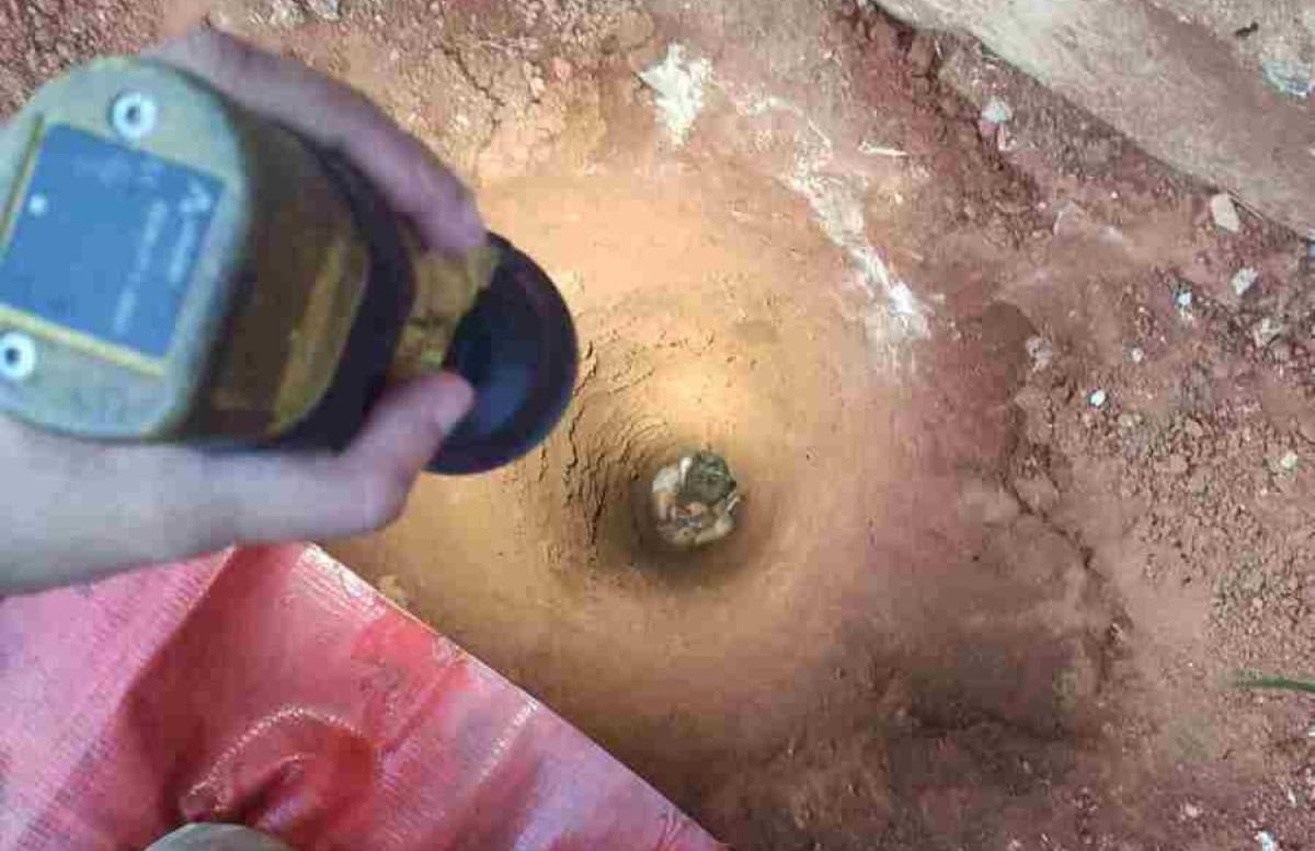 Criança de 2 anos cai em buraco de 4 metros de profundidade em obra no interior de Goiás